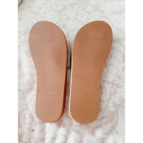 Avenue NWT sz Large 10-11 embellished flip flop sandals - Picture 2 of 3